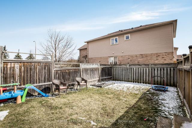 70 Pinebrook Cres, House attached with 3 bedrooms, 2 bathrooms and 3 parking in Whitby ON | Image 26