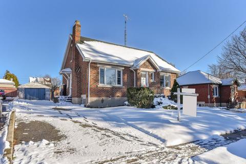 37 Lowell St N, House detached with 3 bedrooms, 2 bathrooms and 4 parking in Cambridge ON | Card Image