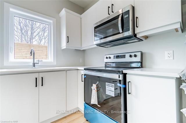 18 - 121a Moffatt St, House attached with 3 bedrooms, 3 bathrooms and 1 parking in St. Catharines ON | Image 6