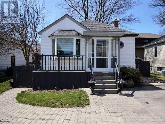 128 Wesley St, House detached with 2 bedrooms, 1 bathrooms and 2 parking in Newmarket ON | Image 1