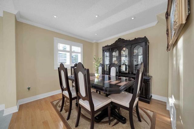 18 Carabram Crt, House detached with 3 bedrooms, 4 bathrooms and 6 parking in Brampton ON | Image 2