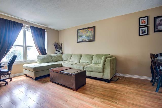 86 Morley Cres, Townhouse with 3 bedrooms, 2 bathrooms and 1 parking in Brampton ON | Image 3