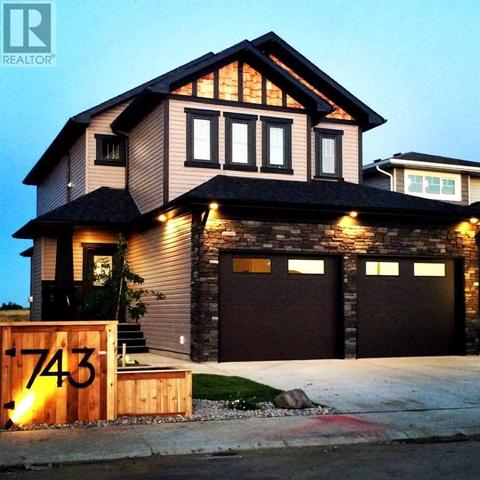 743 Moonlight Crescent W, House detached with 4 bedrooms, 3 bathrooms and 4 parking in Lethbridge AB | Card Image