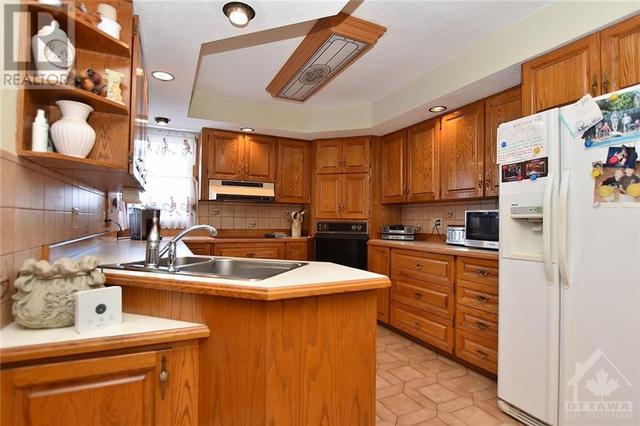 115 Oakburn Road, House detached with 5 bedrooms, 3 bathrooms and 6 parking in Ottawa ON | Image 7