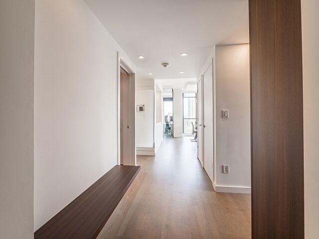 1001 - 281 Mutual St, Condo with 2 bedrooms, 1 bathrooms and 1 parking in Toronto ON | Image 2
