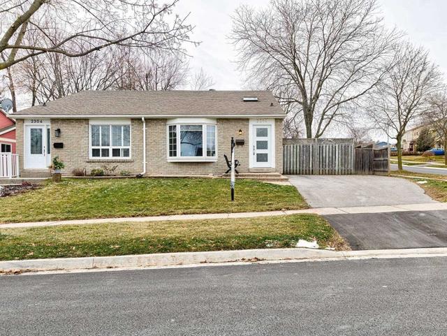 2304 Middlesmoor Cres, House semidetached with 3 bedrooms, 3 bathrooms and 5 parking in Burlington ON | Image 1