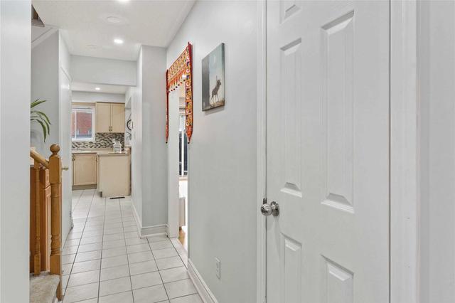 34 Brisbane Crt, Townhouse with 3 bedrooms, 3 bathrooms and 2 parking in Brampton ON | Image 37
