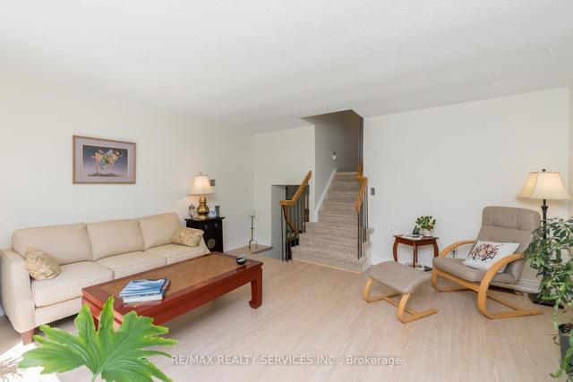 4 Sophia St, House detached with 3 bedrooms, 2 bathrooms and 3 parking in Brampton ON | Image 3