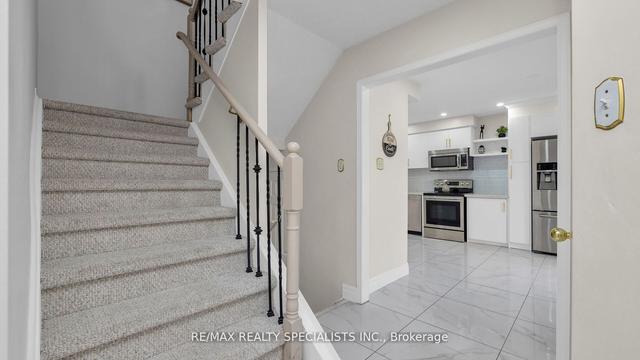 14 Shady Pine Circ, House detached with 3 bedrooms, 4 bathrooms and 5 parking in Brampton ON | Image 3