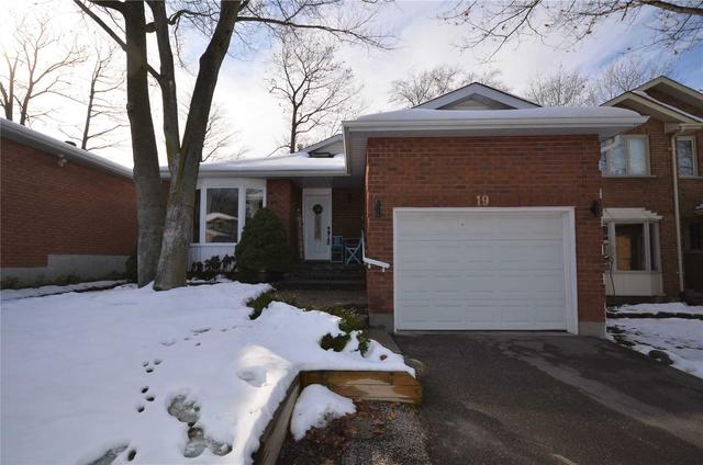 19 Irwin Dr, House detached with 3 bedrooms, 3 bathrooms and 3 parking in Barrie ON | Card Image