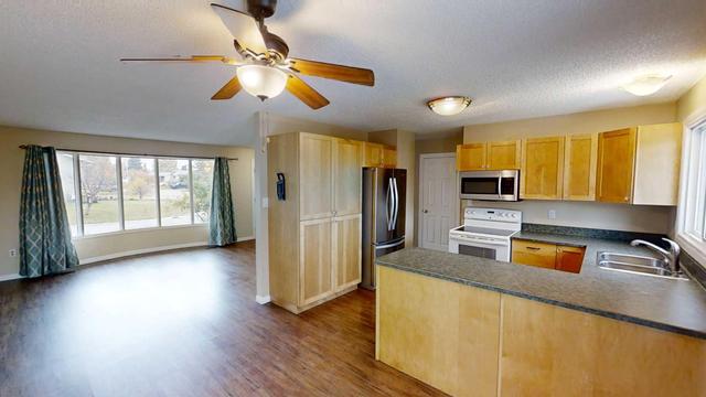9813 73 Avenue, Home with 4 bedrooms, 2 bathrooms and null parking in Grande Prairie AB | Image 3