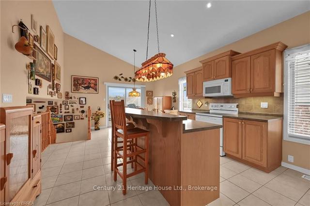 28 Varley Cres, House detached with 4 bedrooms, 3 bathrooms and 4 parking in Brantford ON | Image 3