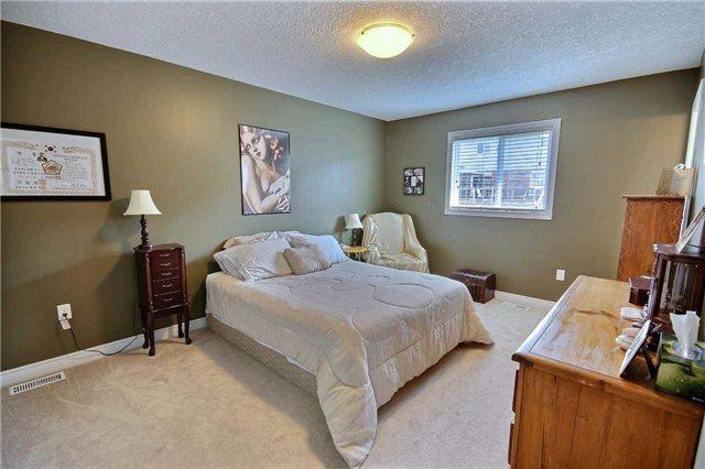 104 Oakes Cres, House detached with 3 bedrooms, 3 bathrooms and 4 parking in Guelph ON | Image 4