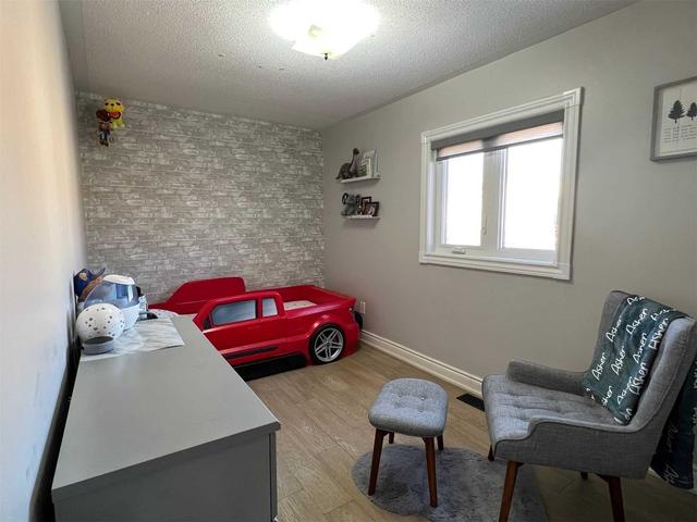 12 Vivians Cres, House detached with 3 bedrooms, 3 bathrooms and 6 parking in Brampton ON | Image 3
