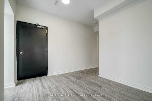 032 - 63 Scarlett Rd, House detached with 1 bedrooms, 1 bathrooms and 0 parking in Toronto ON | Image 2