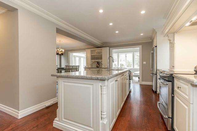 2470 Woburn Cres, House detached with 3 bedrooms, 3 bathrooms and 6 parking in Oakville ON | Image 2