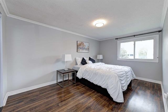 22 Grand Rapids Sq, House detached with 3 bedrooms, 2 bathrooms and 5 parking in Brampton ON | Image 6