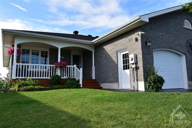 5573 Meadowbrook Drive, Home with 2 bedrooms, 2 bathrooms and 3 parking in South Dundas ON | Image 2