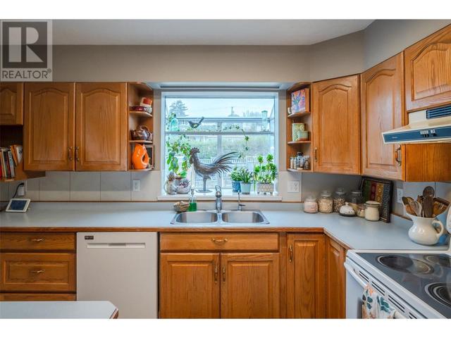 166 Heather Place, House detached with 5 bedrooms, 3 bathrooms and 2 parking in Penticton BC | Image 11