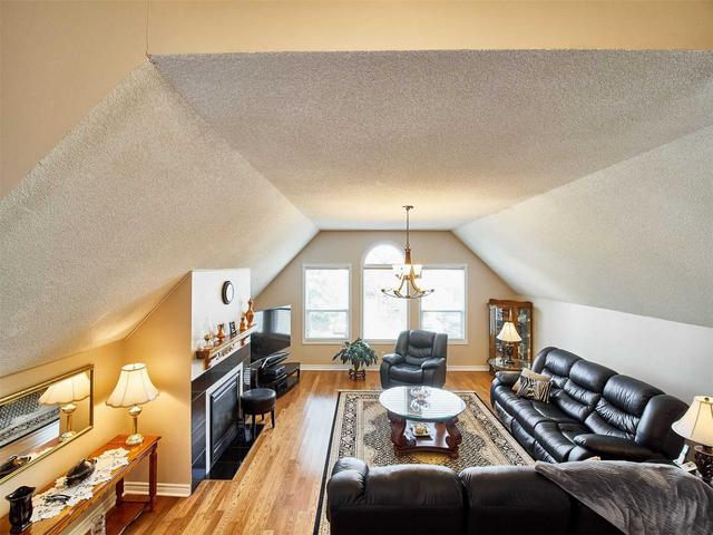 2270 Chapman Crt, House detached with 4 bedrooms, 4 bathrooms and 5 parking in Pickering ON | Image 3