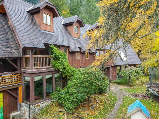 3132 Upper Slocan Park Road, House detached with 4 bedrooms, 4 bathrooms and null parking in Central Kootenay H BC | Card Image