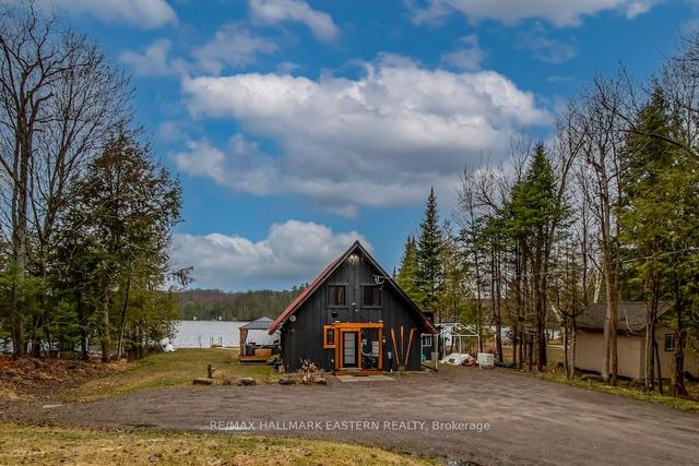 1096 Gravel Pit Rd W, House detached with 3 bedrooms, 2 bathrooms and 10 parking in Minden Hills ON | Image 3