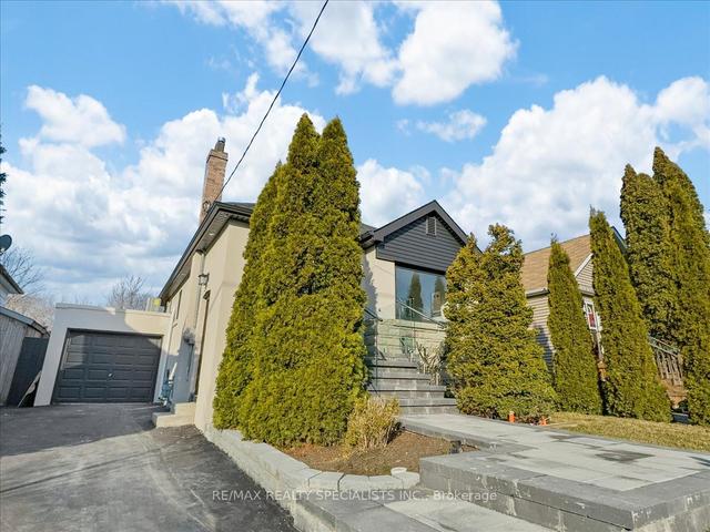 70 Atlee Ave, House detached with 2 bedrooms, 2 bathrooms and 3 parking in Toronto ON | Image 29