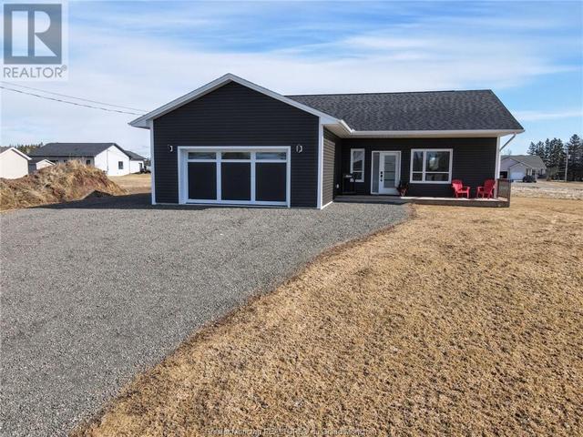 11 Riverside Dr, House detached with 5 bedrooms, 3 bathrooms and null parking in Petitcodiac NB | Image 1