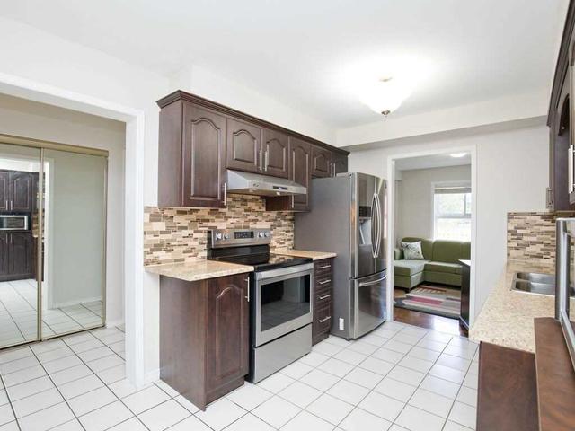 25 Murdoch Dr, House detached with 3 bedrooms, 3 bathrooms and 5 parking in Brampton ON | Image 4