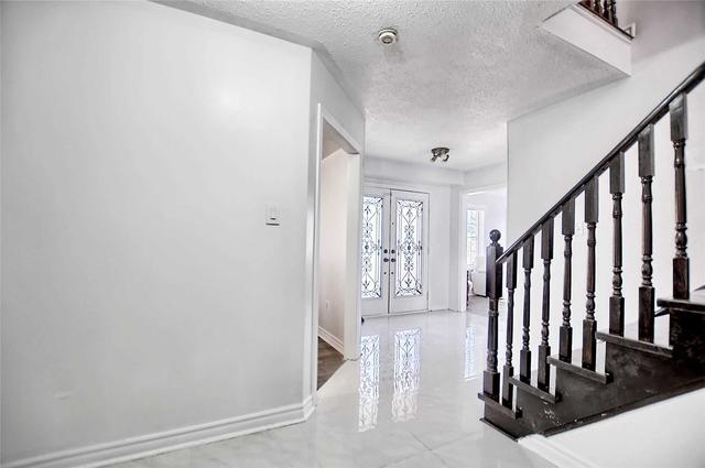 36 Zafarullah Khan Cres, House detached with 5 bedrooms, 5 bathrooms and 5 parking in Vaughan ON | Image 2
