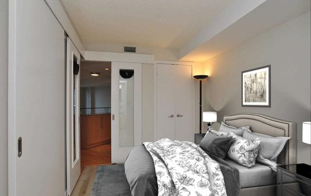 1611 - 208 Queens Quay W, Condo with 2 bedrooms, 2 bathrooms and 1 parking in Toronto ON | Image 17