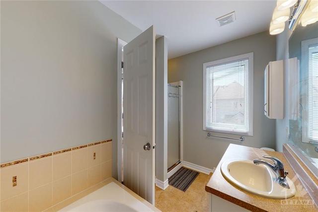 628 Glastonbury Walk, Townhouse with 4 bedrooms, 3 bathrooms and 3 parking in Ottawa ON | Image 17