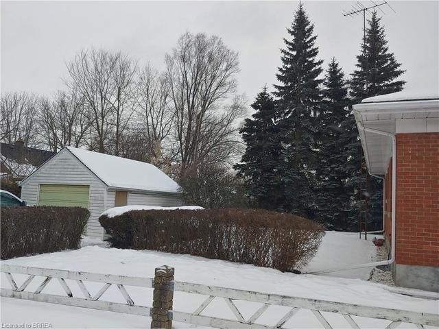 371 West Street, House detached with 2 bedrooms, 1 bathrooms and 2 parking in Brantford ON | Image 2