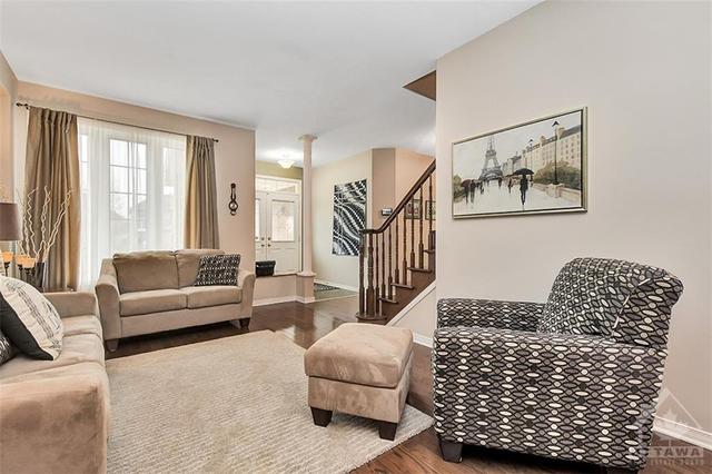 2112 Valin Street, House detached with 4 bedrooms, 3 bathrooms and 6 parking in Ottawa ON | Image 2
