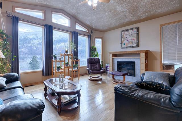 3637 Broadwater Rd, House detached with 3 bedrooms, 3 bathrooms and null parking in Central Kootenay J BC | Image 4