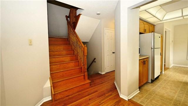 866 Playter Cres, Townhouse with 3 bedrooms, 3 bathrooms and 1 parking in Newmarket ON | Image 4