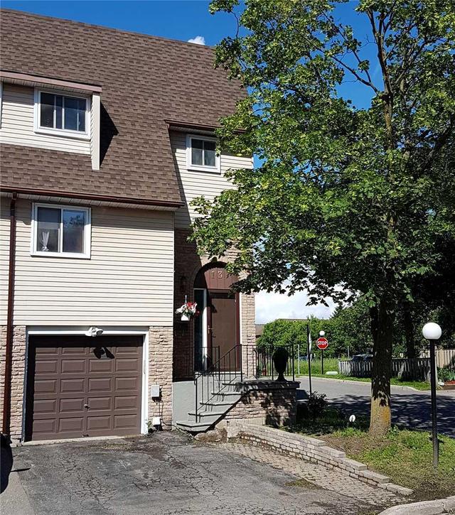 13 Rosset Cres, Townhouse with 3 bedrooms, 2 bathrooms and 1 parking in Brampton ON | Image 1