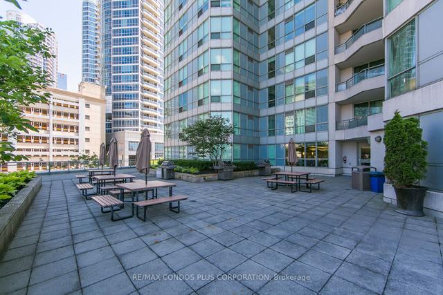 1215 - 230 Queens Quay W, Condo with 3 bedrooms, 3 bathrooms and 1 parking in Toronto ON | Image 40