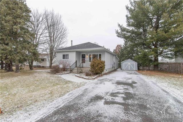6417 Russell Road, House detached with 2 bedrooms, 2 bathrooms and 4 parking in Ottawa ON | Image 1