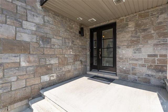 2381 Marble Crescent, Townhouse with 3 bedrooms, 2 bathrooms and 2 parking in Clarence Rockland ON | Image 3