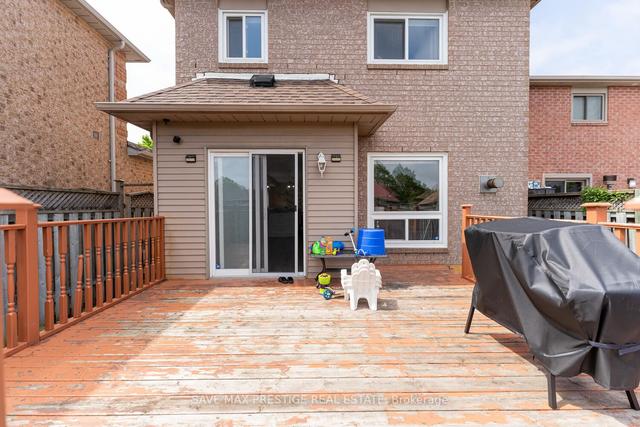 26 Fairbank Crt, House detached with 4 bedrooms, 4 bathrooms and 5 parking in Brampton ON | Image 15