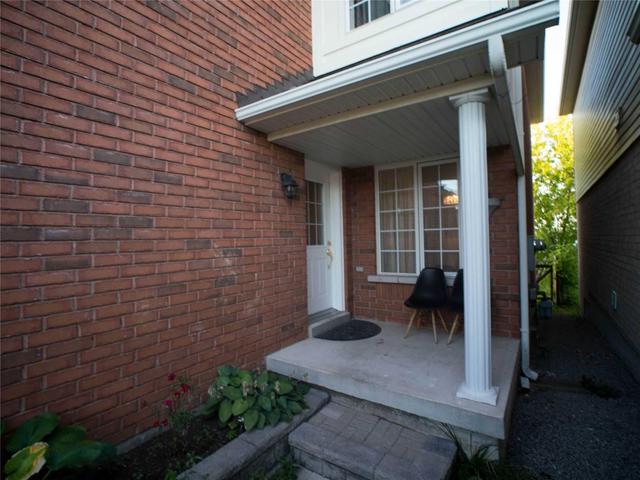 213 Andona Cres, House detached with 3 bedrooms, 3 bathrooms and 3 parking in Toronto ON | Image 2