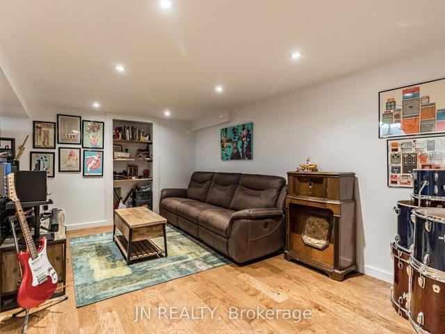 20 Garden Ave, House detached with 3 bedrooms, 4 bathrooms and 3 parking in Brampton ON | Image 15