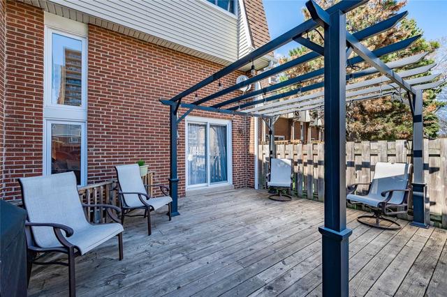960 Warwick Crt, Townhouse with 3 bedrooms, 2 bathrooms and 2 parking in Burlington ON | Image 30