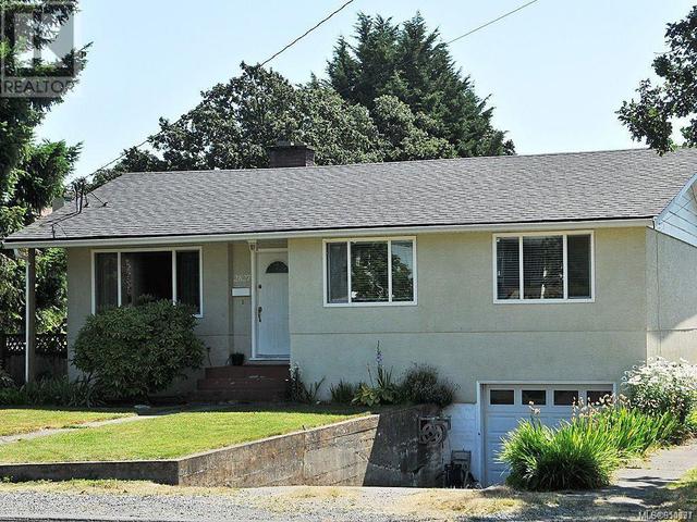 2827 Rita Rd, House detached with 3 bedrooms, 1 bathrooms and 3 parking in Langford BC | Image 3