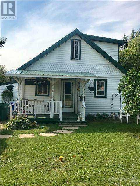 903 6th Avenue, House detached with 3 bedrooms, 1 bathrooms and 4 parking in Beaverlodge AB | Image 2