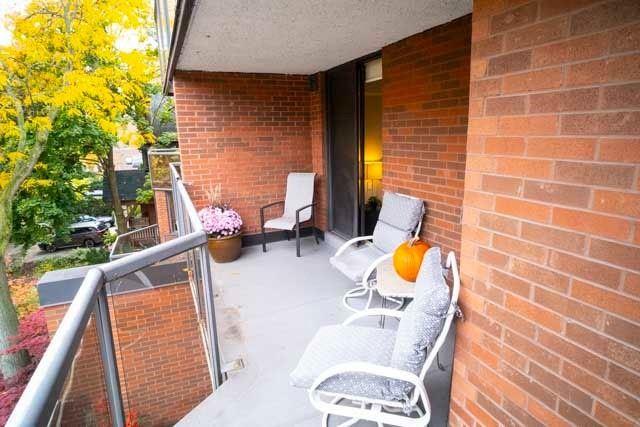 404 - 30 Glen Elm Ave, Condo with 2 bedrooms, 2 bathrooms and 1 parking in Toronto ON | Image 4