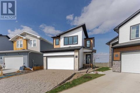4561 25 Avenue S, House detached with 3 bedrooms, 2 bathrooms and 4 parking in Lethbridge AB | Card Image