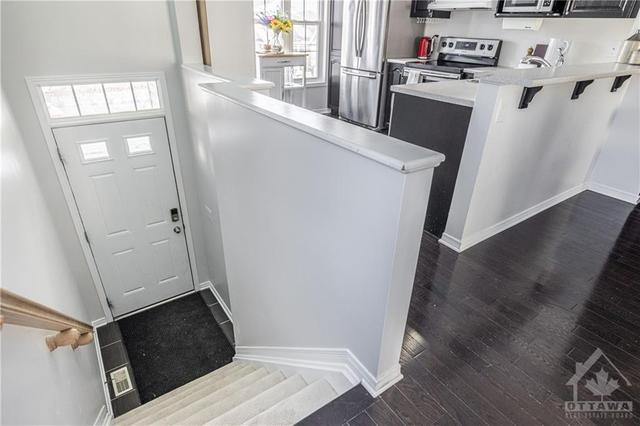 935 Eastboro Avenue, Townhouse with 2 bedrooms, 2 bathrooms and 3 parking in Ottawa ON | Image 3