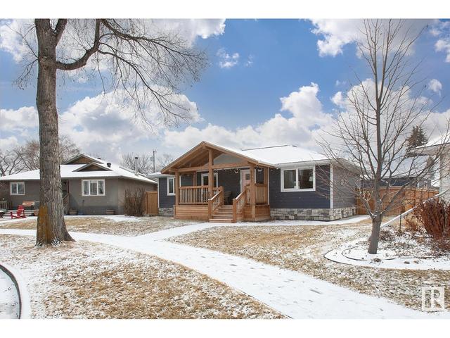 8803 65 Av Nw, House detached with 4 bedrooms, 3 bathrooms and 6 parking in Edmonton AB | Image 2